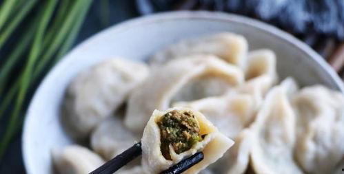 伊犁女孩吃瓜视频曝光,揭秘新疆特色美食魅力