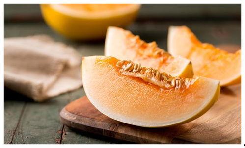 哈密瓜能喂狗狗吃吗视频,哈密瓜对狗狗的益处与食用指南