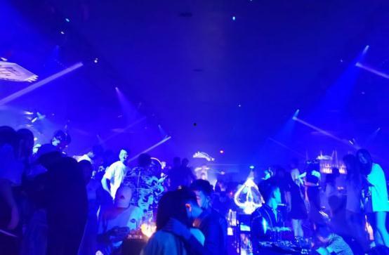 武汉酒吧dj吃瓜视频,揭秘夜店幕后趣闻