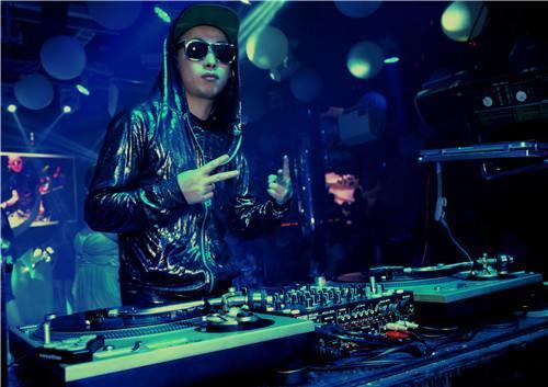 武汉酒吧dj吃瓜视频,揭秘夜店幕后趣闻