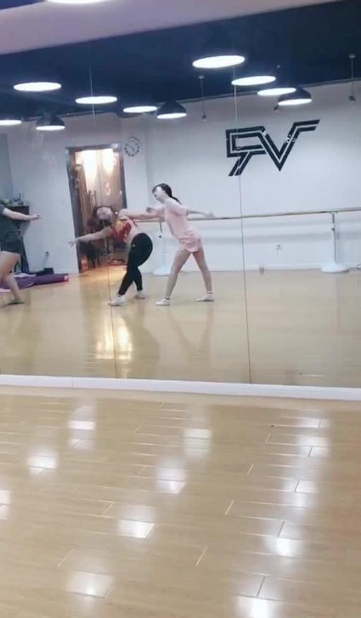 吃瓜篮球场跳舞视频,燃情演绎篮球场上的青春风采