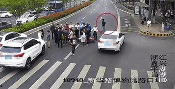 男子车祸吃瓜视频真实吗,真相还是谣言？