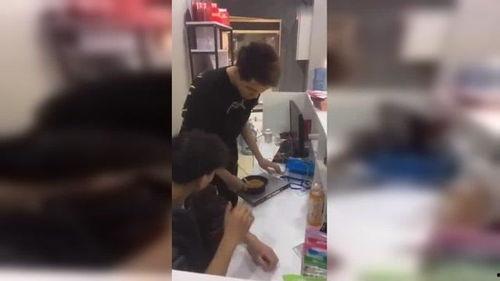 男人吃瓜的搞笑视频,男人吃瓜搞笑瞬间大盘点