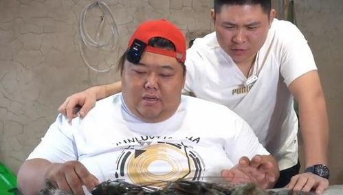 老头给师太吃哈密瓜视频,师太与老头的甜蜜时光