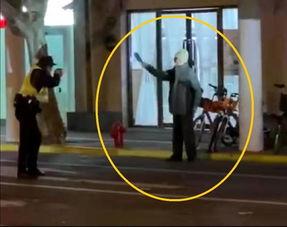 警察现场吃瓜视频,这瓜保熟吗？