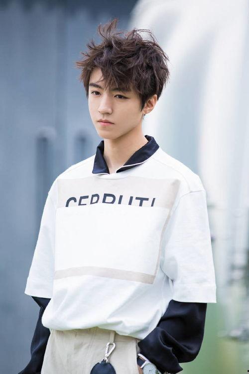 深夜吃瓜王俊凯视频大全,王俊凯吃瓜视频大全，笑料连连！