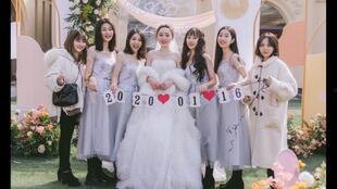 利世红衣新娘和伴郎团视频吃瓜,伴郎团搞笑吃瓜瞬间引热议