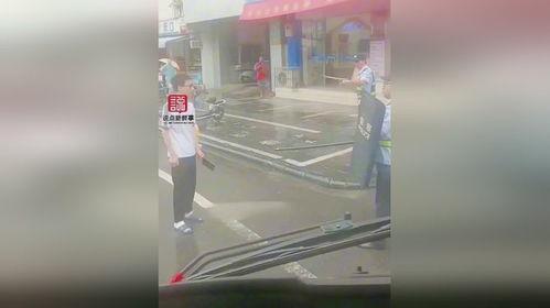 男子吃瓜电动车视频