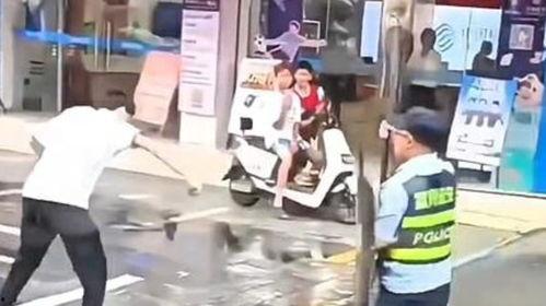 男子吃瓜电动车视频