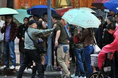 潮汕吃瓜群众群殴事件视频,吃瓜群众围观下的冲突瞬间