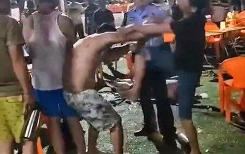 潮汕吃瓜群众群殴事件视频,吃瓜群众围观下的冲突瞬间