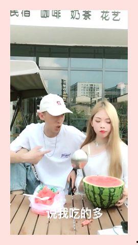 吃瓜迷人小姐姐视频,揭秘吃瓜迷人小姐姐的短视频魅力