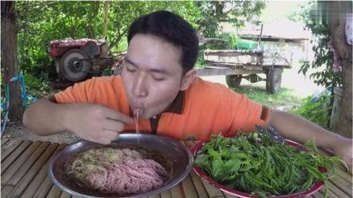 泰国小哥吃蛇瓜视频,惊险滋味大揭秘！