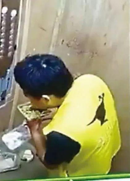 美团小哥吃瓜事件视频,街头一幕引发网友热议