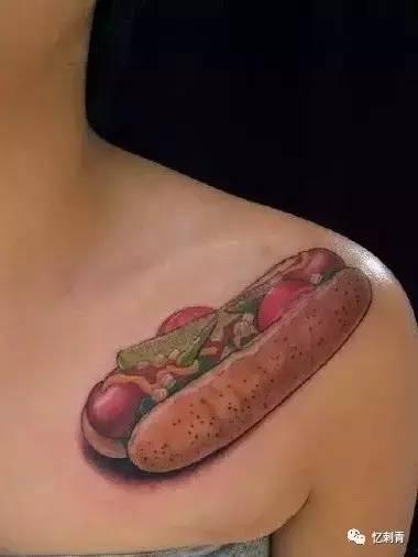 纹身被喷一身水吃瓜视频老外,吃瓜群众围观热议