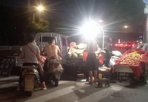 雄县大街吃瓜群众事件视频,一场引发热议的街头冲突