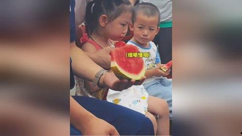 消防队比赛吃瓜视频播放,吃瓜比赛视频走红网络