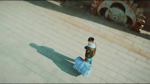 男子暗中拍视频吃瓜情侣闹矛盾,吃瓜群众围观情感纠葛