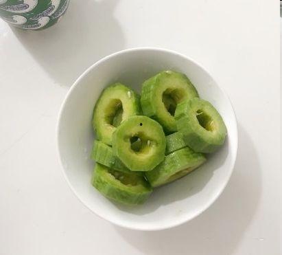 羊角蜜瓜怎么切着吃视频,轻松解锁美味新吃法