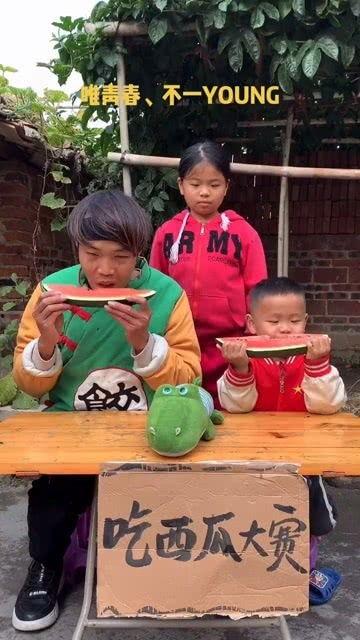 吃瓜学生的搞笑视频,搞笑视频里的青春狂欢