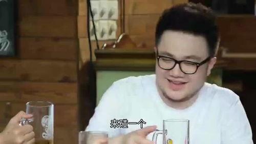 采访路人吃瓜搞笑视频