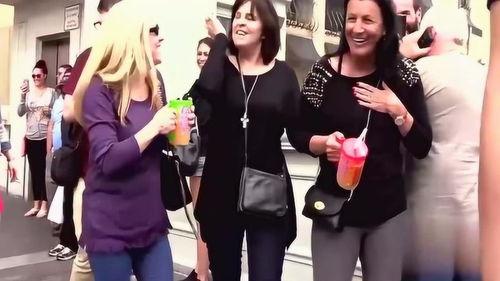 采访路人吃瓜搞笑视频