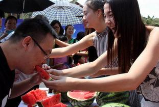 景区美女吃瓜视频,捕获夏日休闲风情