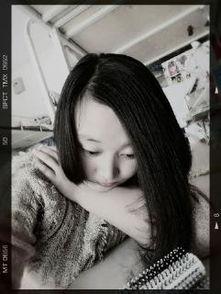 吃瓜捂嘴笑女生视频素材,吃瓜女生的欢乐瞬间