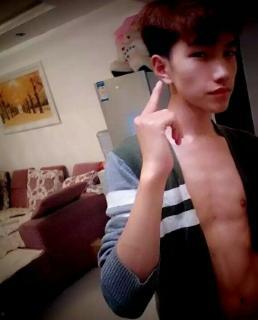 吃瓜捂嘴笑女生视频素材,吃瓜女生的欢乐瞬间