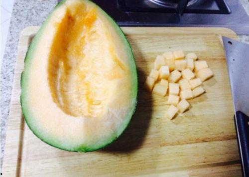 黑壳虾吃哈密瓜好吗视频,黑壳虾食用哈密瓜的实验观察与营养分析