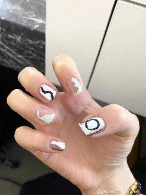 吃瓜男生做美甲视频