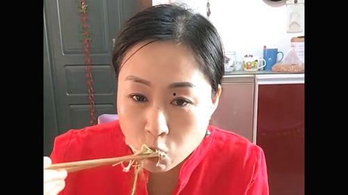 东北关姐吃瓜视频,揭秘娱乐圈幕后故事